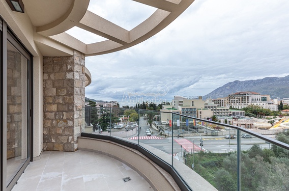 Просторная двухкомнатная квартира у моря - фото