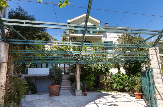 Просторный дом в Будве - фото