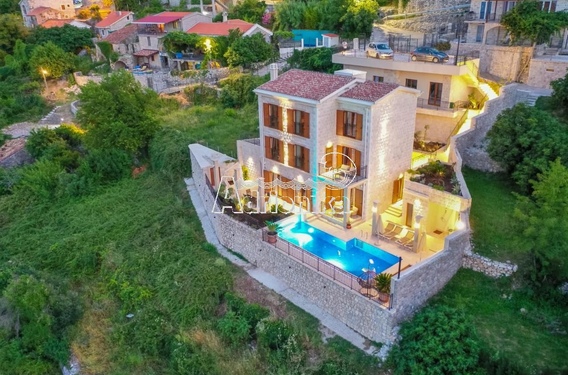 Прекрасная вилла с панорамным видом на море. - фото