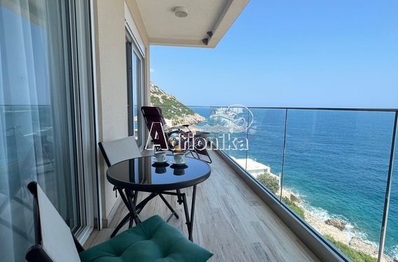 Стильная двухкомнатная квартира всего в нескольких шагах от моря - фото