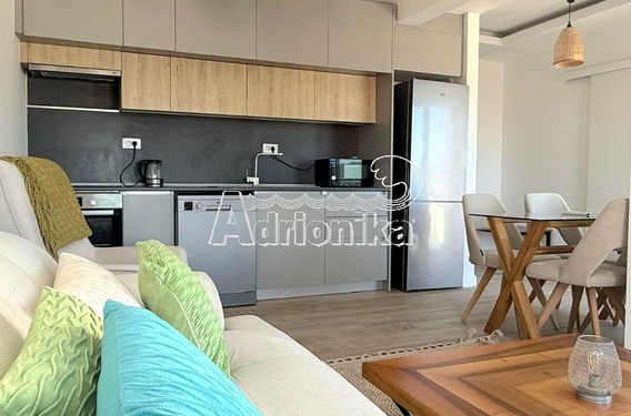 Трехкомнатная квартира в Тивате - фото