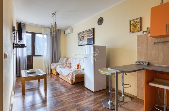 Квартира с одной спальней на отличной локации в Сутоморе - фото