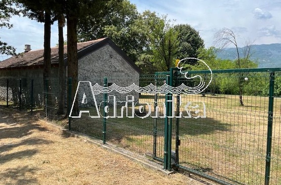 Прекрасная недвижимость с двумя домами в долине реки Зета - фото