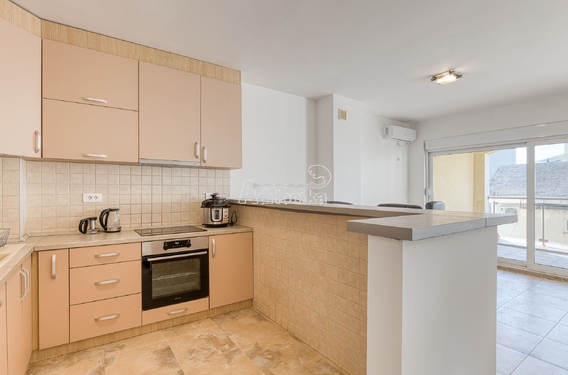 ПРОСТОРНАЯ, ПОЛНОСТЬЮ МЕБЛИРОВАННАЯ КВАРТИРА В БУДВЕ С ГАРАЖОМ И ЗАРЯДКОЙ TESLA - фото