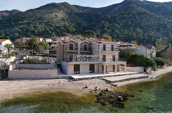 Роскошная трёхэтажная вилла на первой линии моря  в Которе - фото