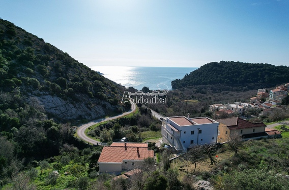 Инвестиционный участок с проектом и фундаментом в Петроваце с видом на море - фото