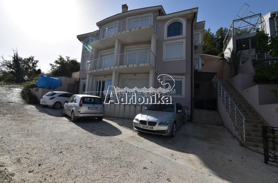 Дом в Лепетани с 4квартирами в ста метрах от моря - фото