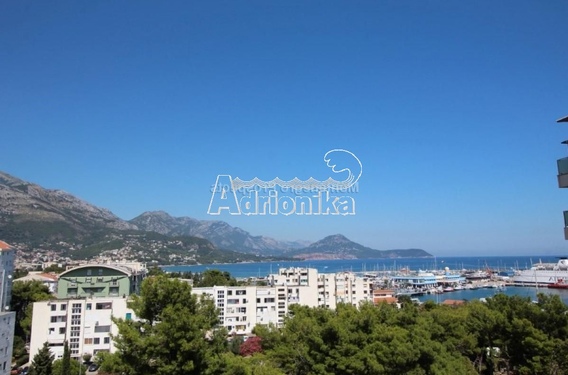 Просторная квартира в центре Бара с террасой и джакузи - фото