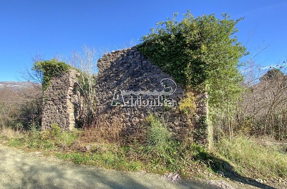 Участок в Булярице с руиной ниже магистрали - фото