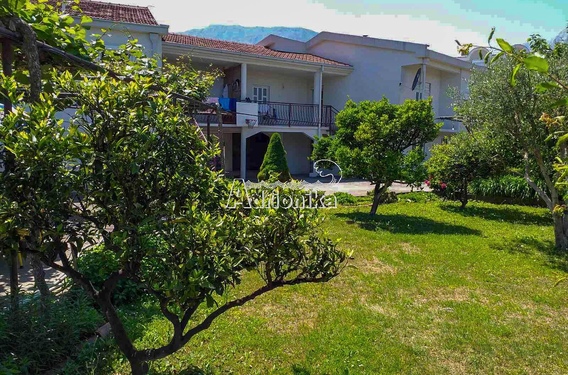 Дом с квартирами в Полье - фото