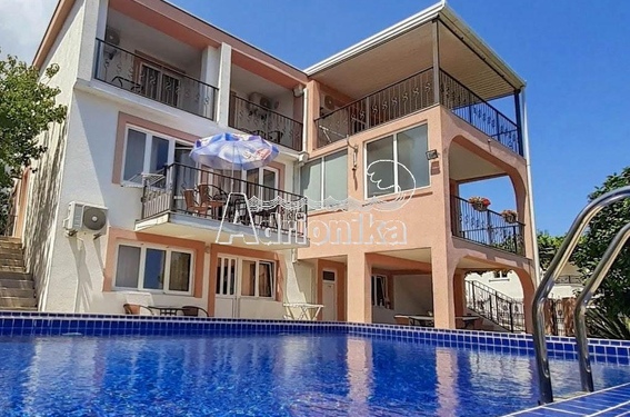 Дом с апартаментами и бассейном, 600м до моря, Добра Вода - фото