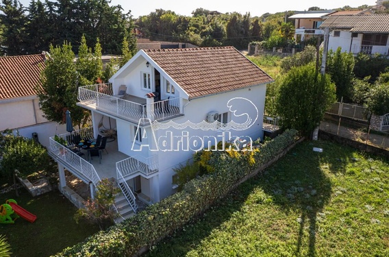 Дом с гаражом в Утехе - фото