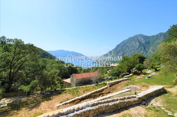 Просторный участок с незаконченным домом в Рисане. - фото