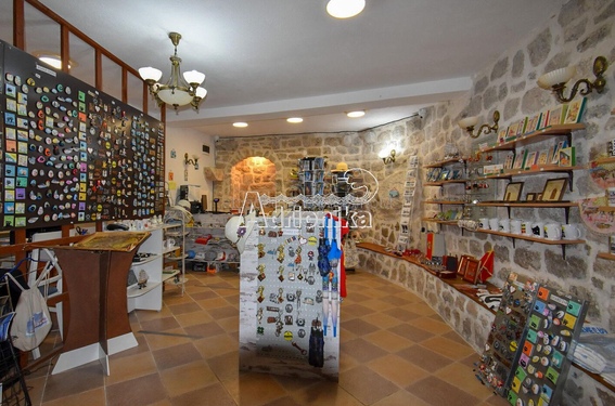 Бережно отремонтированное каменное здание с апартаментами и коммерческим помещением - фото