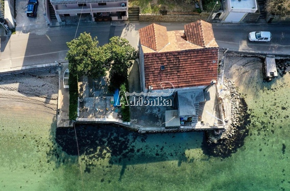 Идеально расположенный каменный дом на воде, Муо - фото