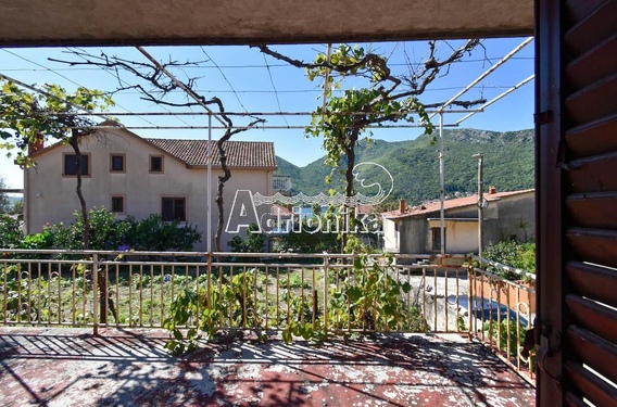 Дом под ремонт в Каменари, в минуте-двух ходьбы от моря - фото