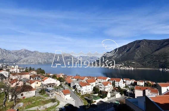 Просторный урбанизированный участок в самом центре Доброты с видом на море - фото