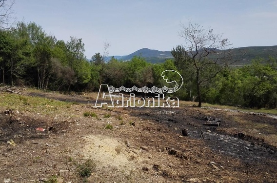 Просторный урбанизированный участок в Которе, в Дуб - фото