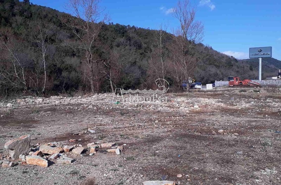 Отлично расположенный урбанизированный участок вдоль трассы Будва-Тиват - фото