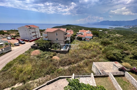 Просторный не урбанизированный участок в Кримовице с видом и всего в нескольких минутах от моря - фото