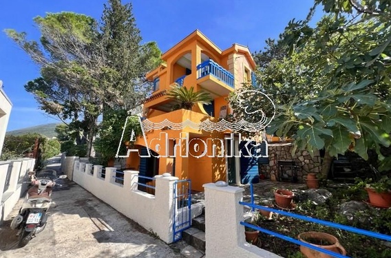 Дом с пятью комнатами в отличном месте всего в нескольких шагах от моря, Крашичи - фото