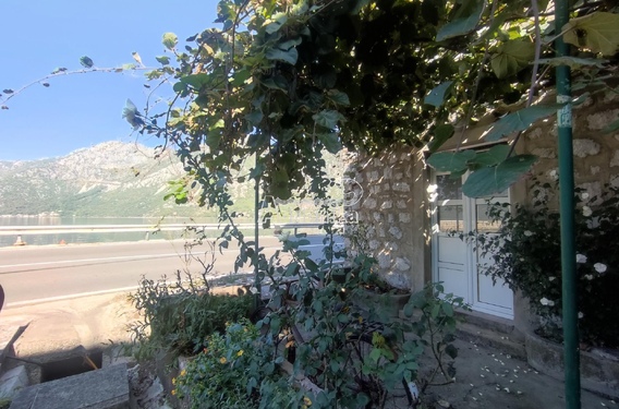 Каменный дом в Костанице в первом ряду от моря - фото