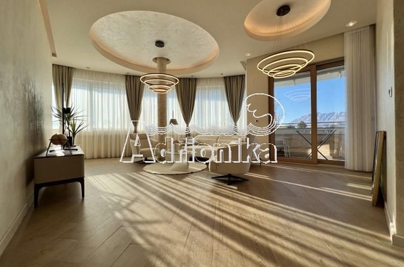 Роскошная трехкомнатная квартира в Будве, в привлекательном месте недалеко от моря. - фото