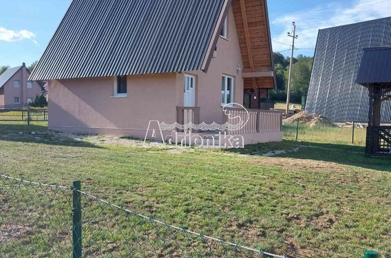 Дом в Жабляке в зеленом окружении - фото