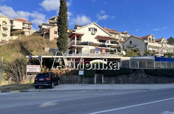 Просторный дом с участком под застройку в привлекательном деловом районе Игало, Херцег Нови - фото