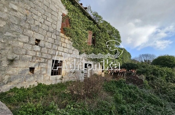 Красивый большой каменный дом под ремонт в Загоре, в 5 минутах от пляжа Яз - фото