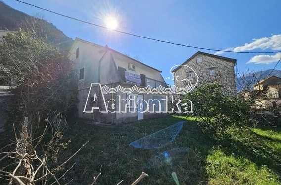 Дом под ремонт во втором ряду от моря, Столив, с просторным участком - фото