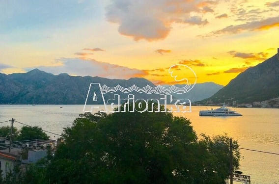 Прекрасно расположенная двухкомнатная квартира в Доброте, в минуте от моря - фото