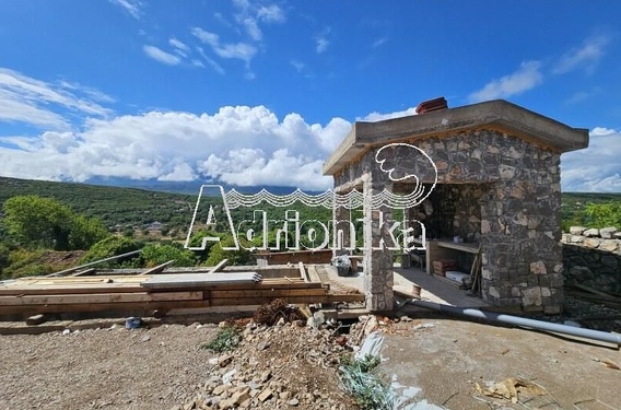 Дом с бассейном на стадии строительства в деревне Ковачи - фото