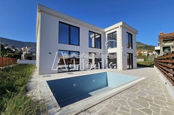 Два дома, имеющие одну общую стену, с бассейнами, Тиват - фото