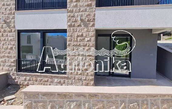 Новая трехкомнатная квартира в центре Тивата - фото