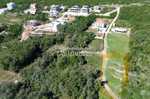 Просторный урбанизированный участок в Кримовице с открытым видом на море - фото