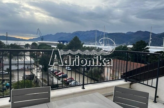 Просторная квартира дуплекс в Биелой, Херцег Нови, всего в минуте ходьбы от моря - фото