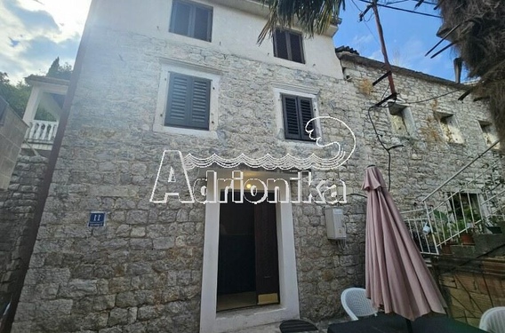 Каменный дом в Лепетани, во втором ряду от моря - фото