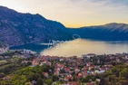 Просторные квартиры с бассейном и видом на море в Рисане - фото