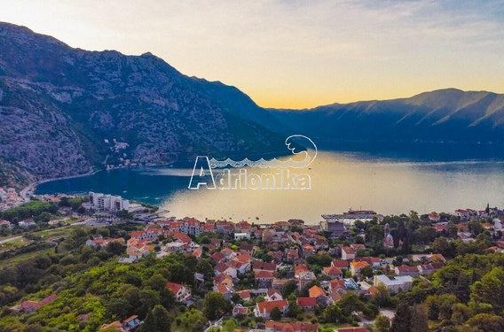 Просторные квартиры с бассейном и видом на море в Рисане - фото