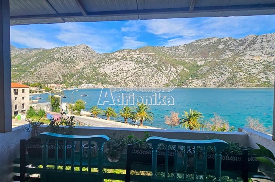 Трехкомнатная квартира на первой линии моря в Рисане - фото