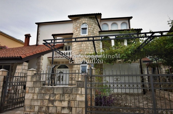 Трехэтажный дом на Луштице, Крашичи - фото