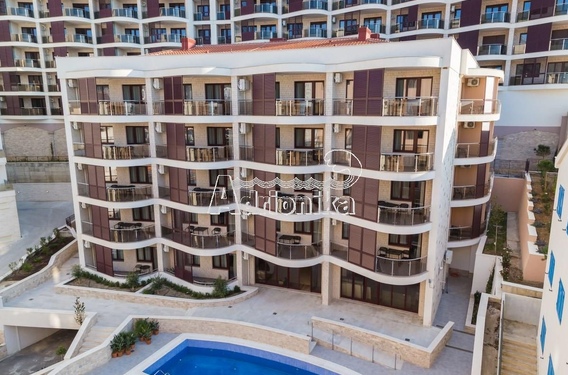 Новые апартаменты в комплексе с бассейном в 300м от моря в Бечичи - фото