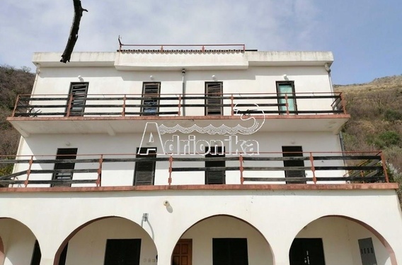 Отель под адаптацию с видом на море в курортном городе Петровац - фото