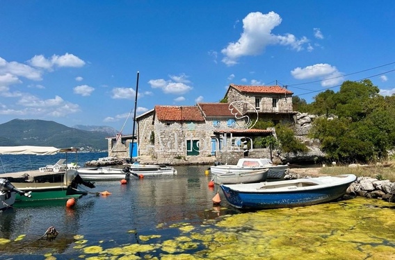 Дуплекс в 5 метрах от моря в аутентичном месте Какрц, полуосторв Луштица - фото