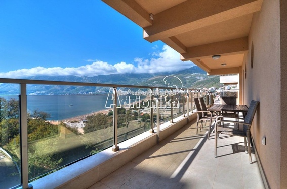 Просторная квартира с тремя спальнями и видом на море, Будва - фото