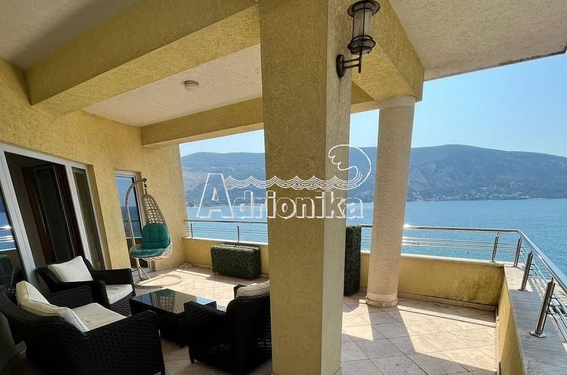 Две квартиры на одном этаже с видом на море в Херцег Нови - фото