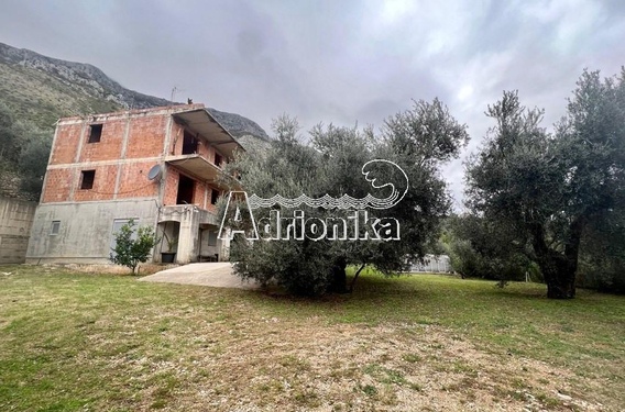 Урбанизированный участок с недостроенным домом и оливковой рощей, Река Реживичи - фото