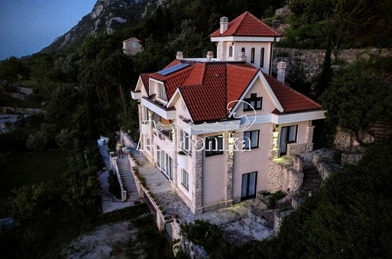 Просторная Вилла на престижной Будванской ривьере над Свети Стефаном - фото