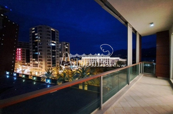 Квартира с одной спальнями в комплексе "TQ Plaza", Будва - фото